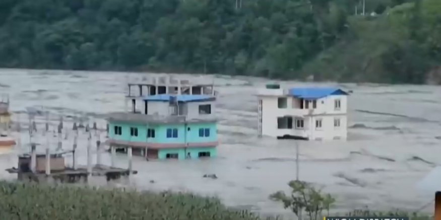 Затопленные дома в Непале/скриншот из видео (Фото: WION/youtube)