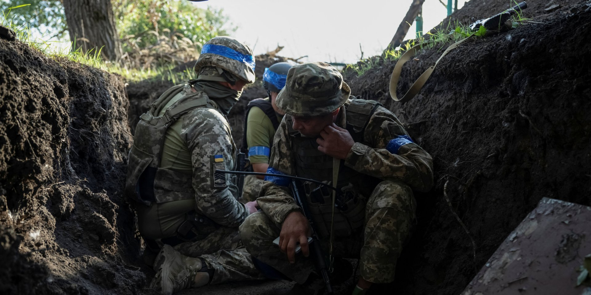 Ukrainian soldiers are hiding in the trench during the Russian attack at the border with Sumy Oblast, Aug. 14, 2024 (Photo: REUTERS/Viacheslav Ratynskyi)