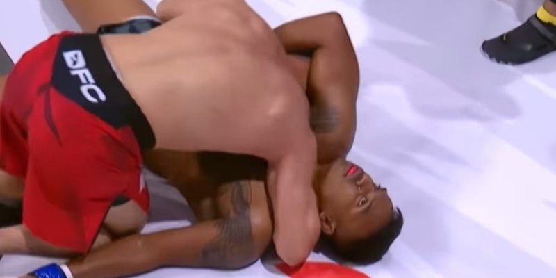 Абхилаш Раут потерял сознание после удушающего приема (Фото: Dala Fighting Championship)
