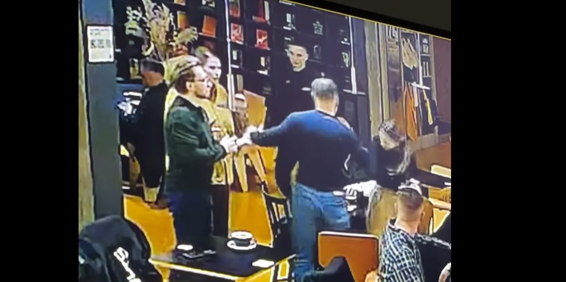 Скриншот с видео инцидента в книжном магазине Сенс (Фото: @Kateryna Kosetska/Facebook)