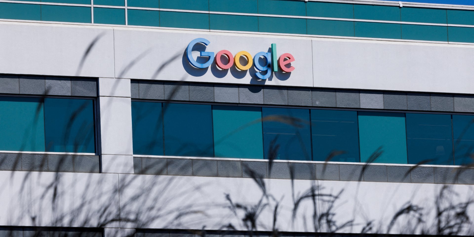 Логотип компании Google на здании в Сан-Диего, штат Калифорния (Фото: REUTERS/Mike Blake)