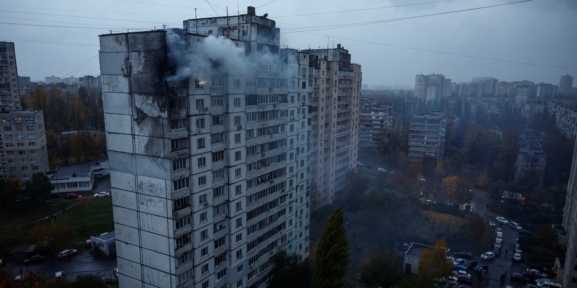 Дом, поврежденный ударом российского беспилотника во время атаки РФ на Украину. Киев, Украина, 2 ноября 2024 года. (Фото: REUTERS/Valentyn Ogirenko)