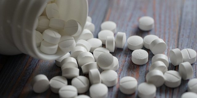 Оказалось, что обычный ибупрофен, который можно найти в любой аптечке, может стать эффективным средством для борьбы с опасным заболеванием. (Фото: pixabay)