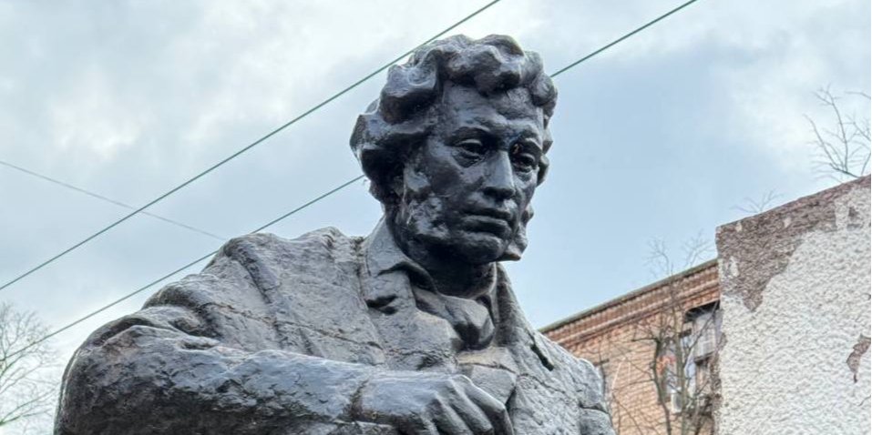 У Кривому Розі знесли памʼятники Пушкіну та Лермонтову (Фото: НА ЧАСІ: Кривий Ріг/Telegram)