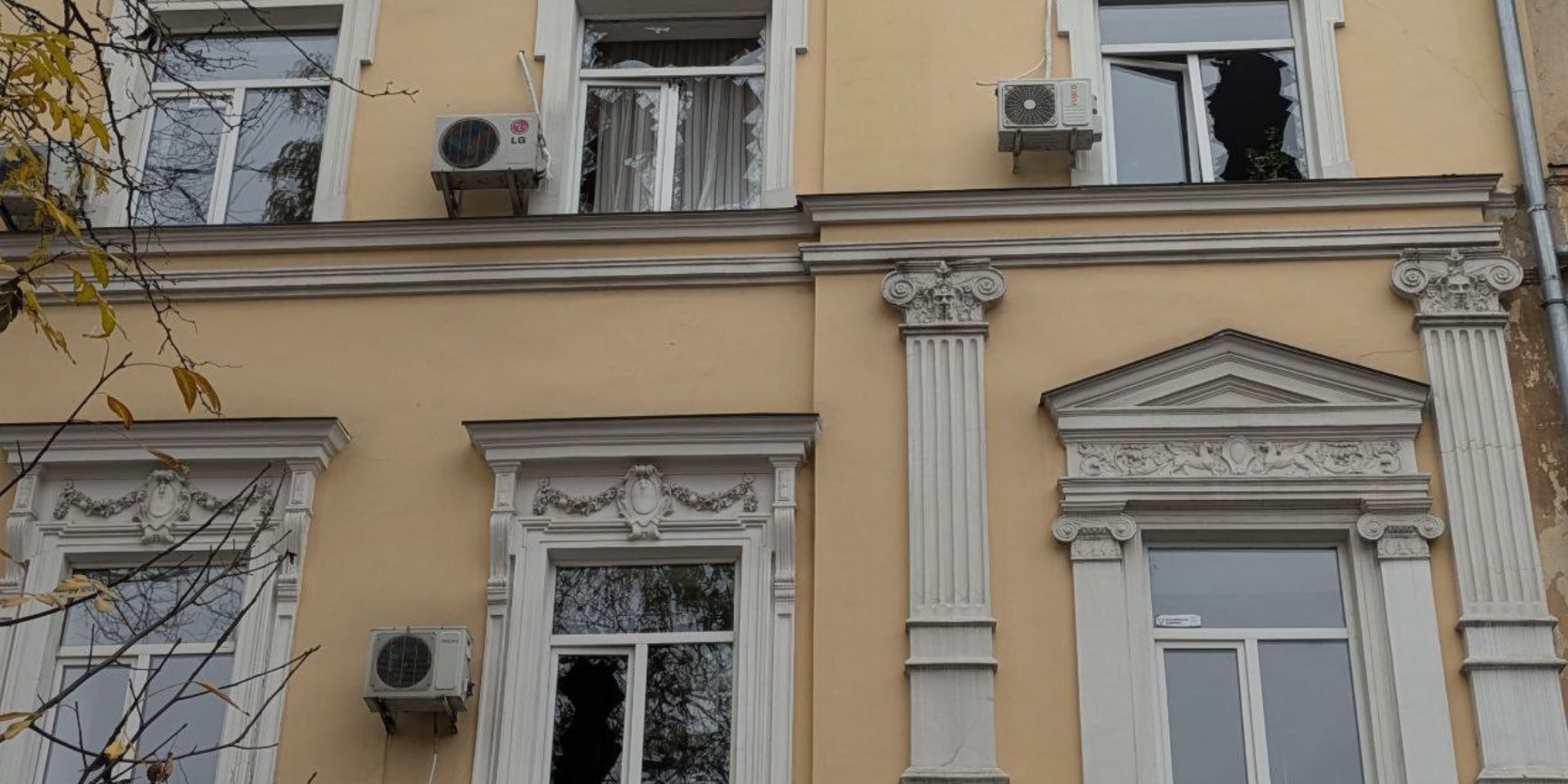Пошкоджена будівля в центрі Одеси (Фото: Одеська міська рада)