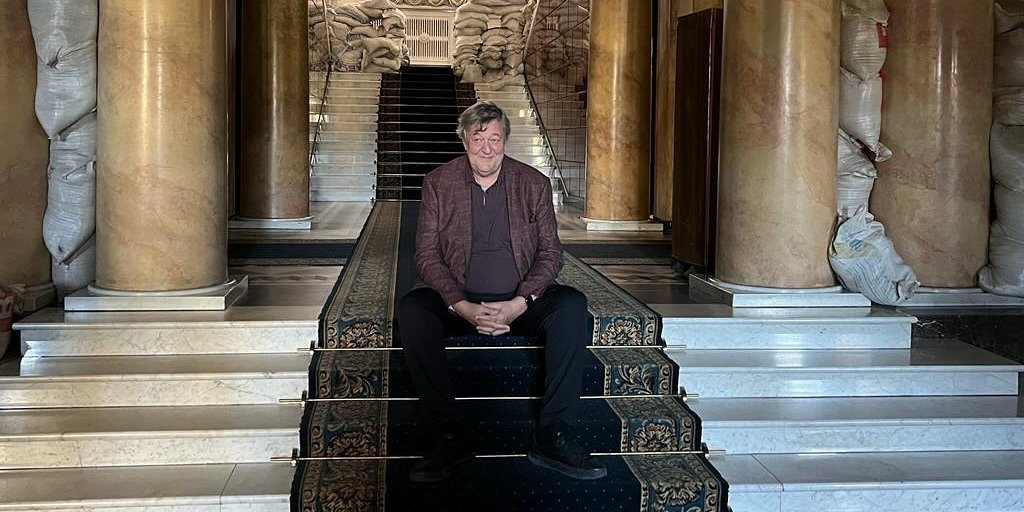 Стивен Фрай в Офисе президента Украины (Фото: @stephenfryactually/Instagram)