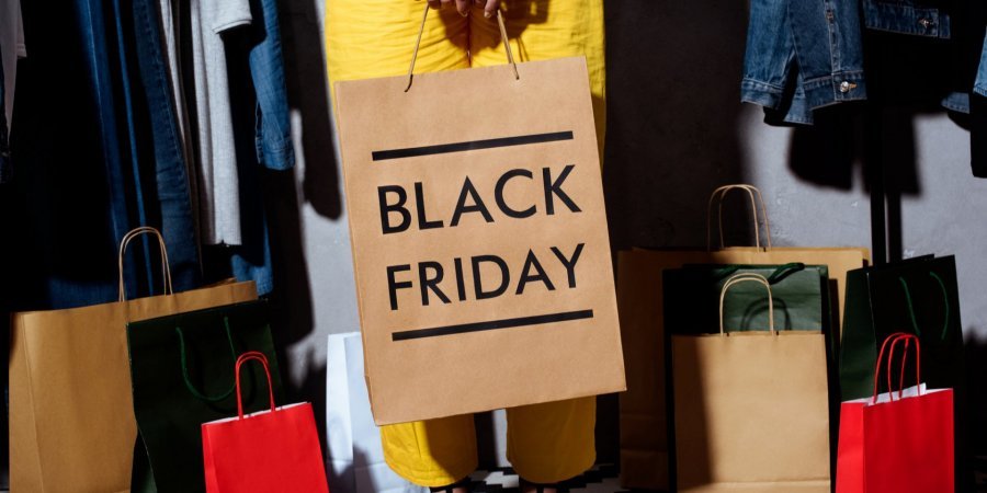 Черная пятница возникла в США в 1960-х годах и отмечается на следующий день после Дня благодарения, который празднуется в четвертый четверг ноября (Фото: VitalikRadko / depositphotos.com)