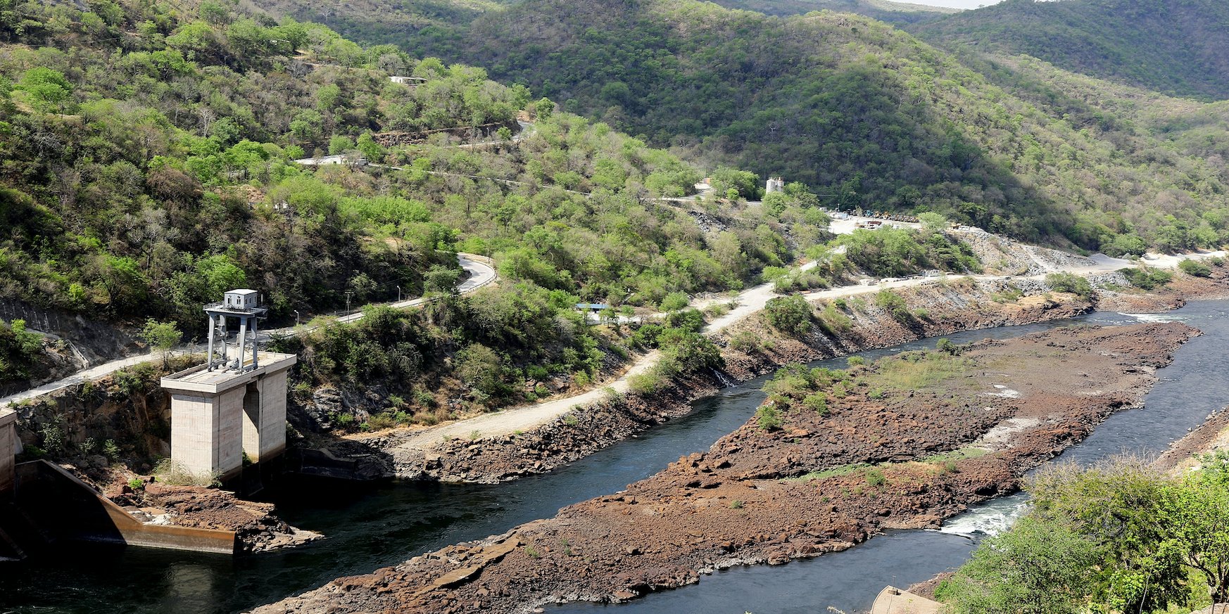 Части гидроэлектростанции Kariba Dam видны из района Сиавонга, Замбия (Фото: REUTERS/Oliver Mubonde)