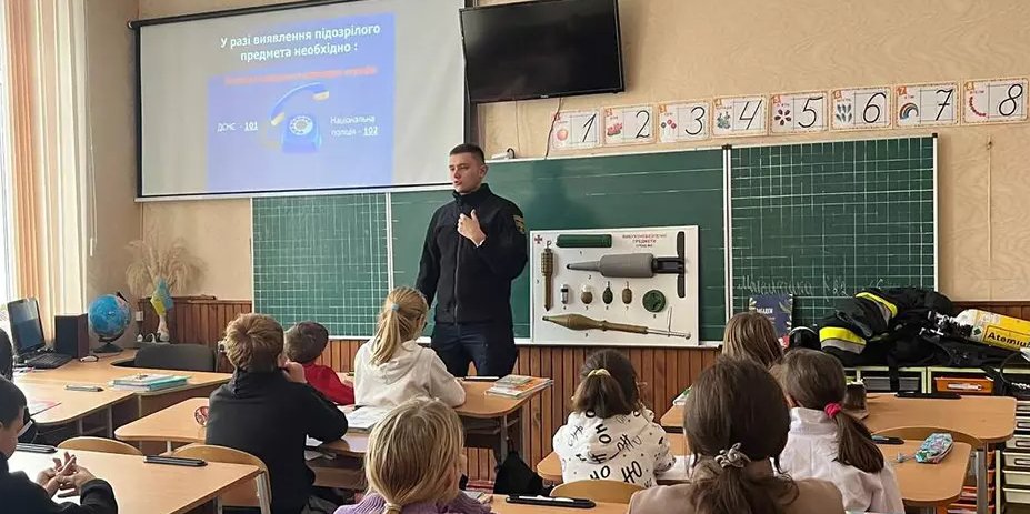 Фахівець ДСНС розповідає дітям про мінну безпеку (Фото: Управління ДСНС у Чернігівській області)
