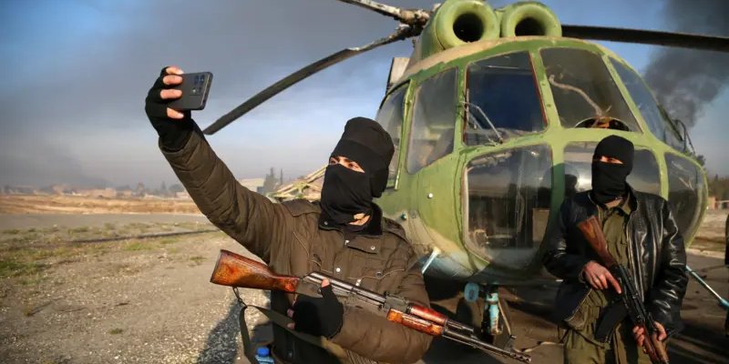 Повстанцы воспользовались ослаблением главных союзников Башара Асада — Ирана и России (Фото: BILAL AL HAMMOUD/EPA-EFE/REX/Shutterstock)