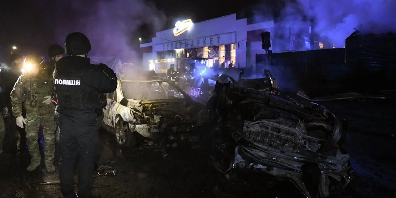 Наслідки російського удару по Запоріжжю 6 грудня (Фото: Нацполіція)