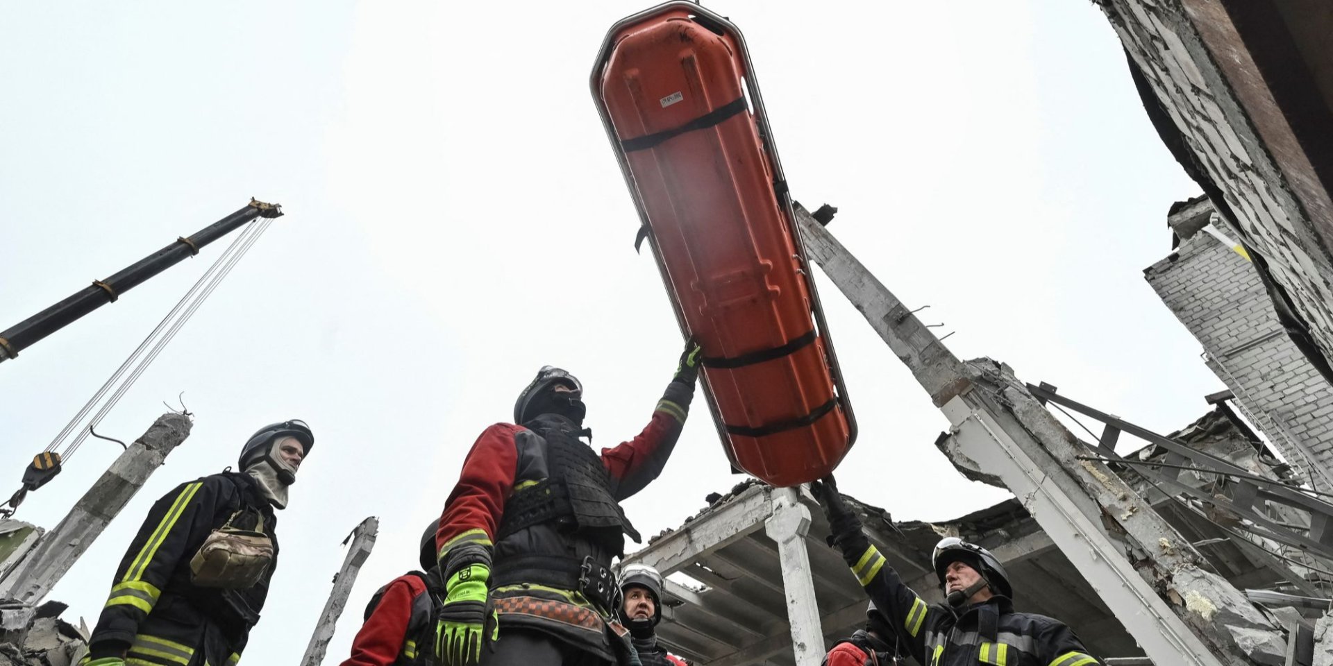 Разбор завалов на месте больницы продолжается (Фото: REUTERS/Stringer)