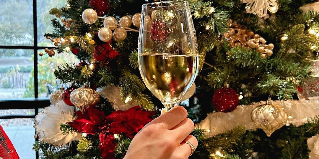 Как выбрать игристое вино на Новый год (Фото: Instagram @monseratewinery)