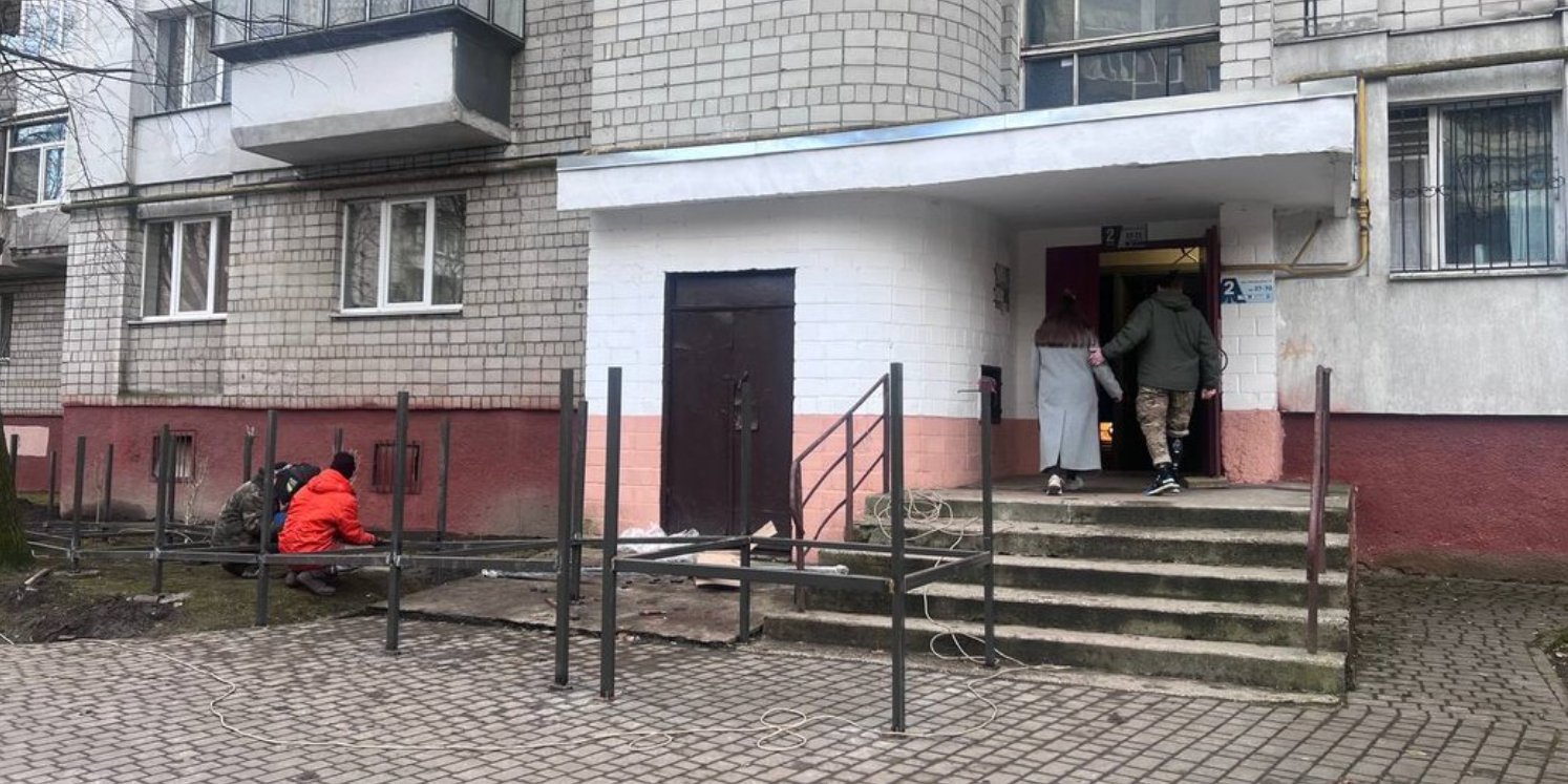 Сусіди проти встановлення пандуса для захисника (Фото: Суспільне Львів)