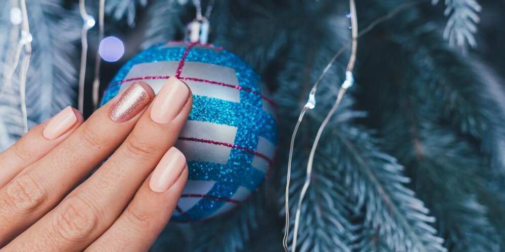 Новогодний маникюр (Фото: freepik.com)