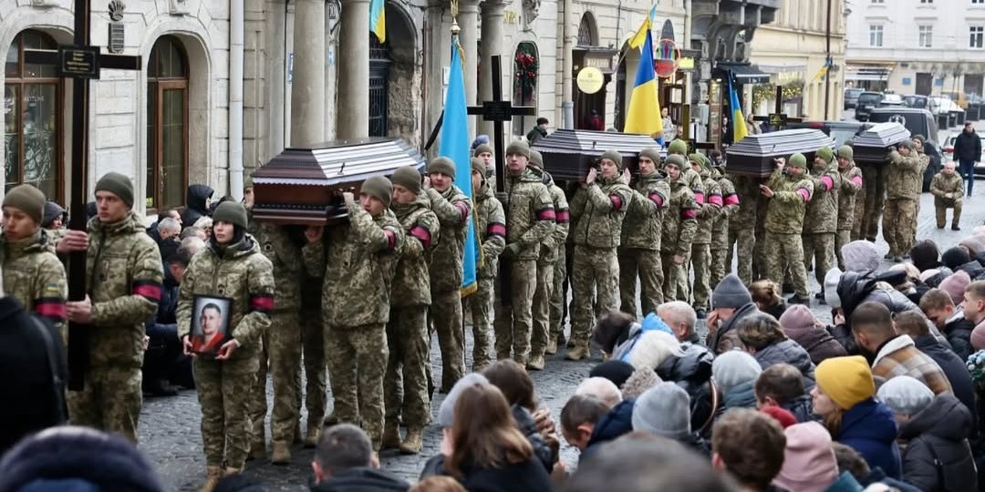 Во Львове попрощались сразу с четырьмя защитниками, а затем установили Рождественского Дидуха (Фото: @andriysadovyi/Instagram)