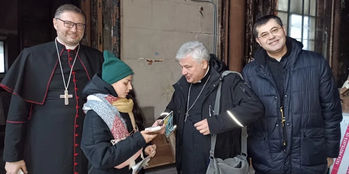 Українська художниця Яма Таргоня передала Папі Римському Франциску синьо-жовтого голуба миру (Фото: Римсько-католицька церква в Україні)