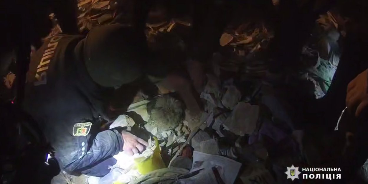 Собака на завалах будинку в Кривому Розі (Фото: скриншот відео / Національна поліція України / Telegram)
