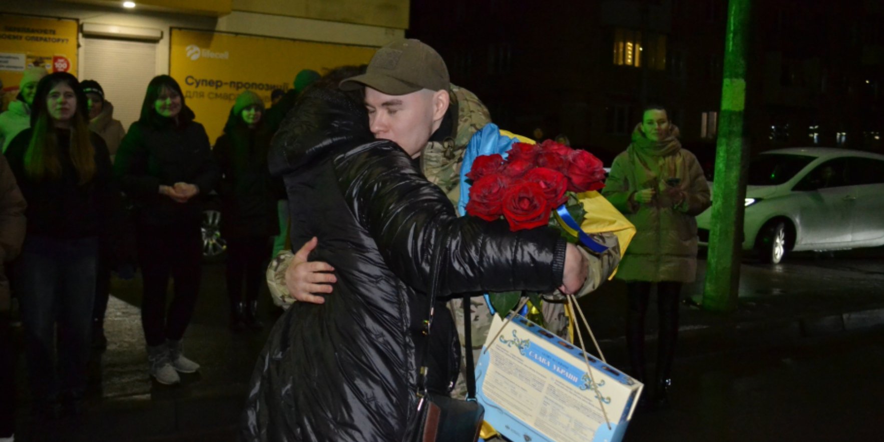 Повернення захисника Азовсталі з полону (Фото: Facebook Район in ua — Національна мережа гіперлокальних медіа)