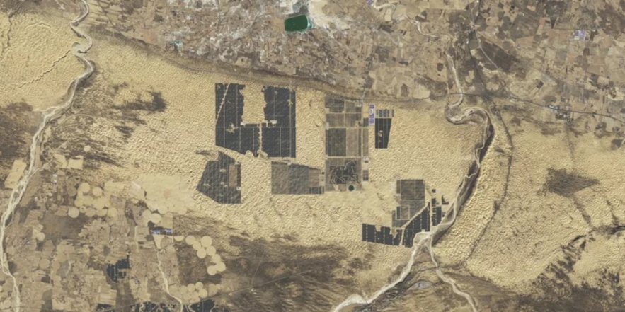 После завершения строительства, намеченного на 2030 год, солнечная ферма протянется на сотни километров (Фото: NASA Earth Observatory)