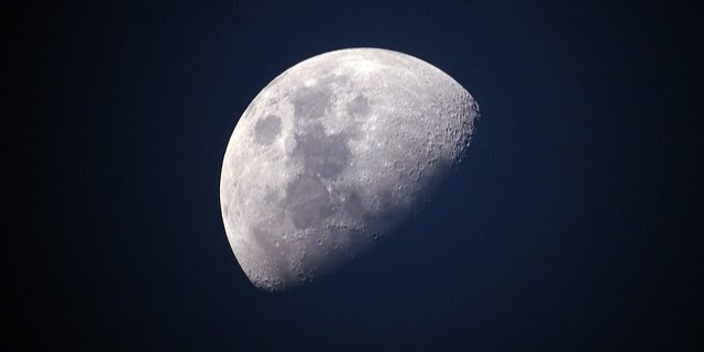 Ученые предупреждают, что человеческая деятельность может привести к созданию токсичной атмосферы на нашем естественном спутнике. (Фото: pixabay)