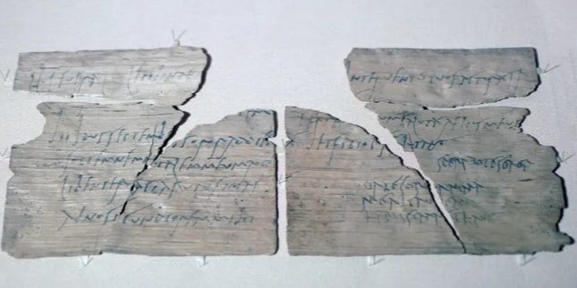 Приглашение на день рождения, написанное на тонкой деревянной табличке, было найдено в римском форте Виндоланда в Великобритании (Фото: The Print Collector)