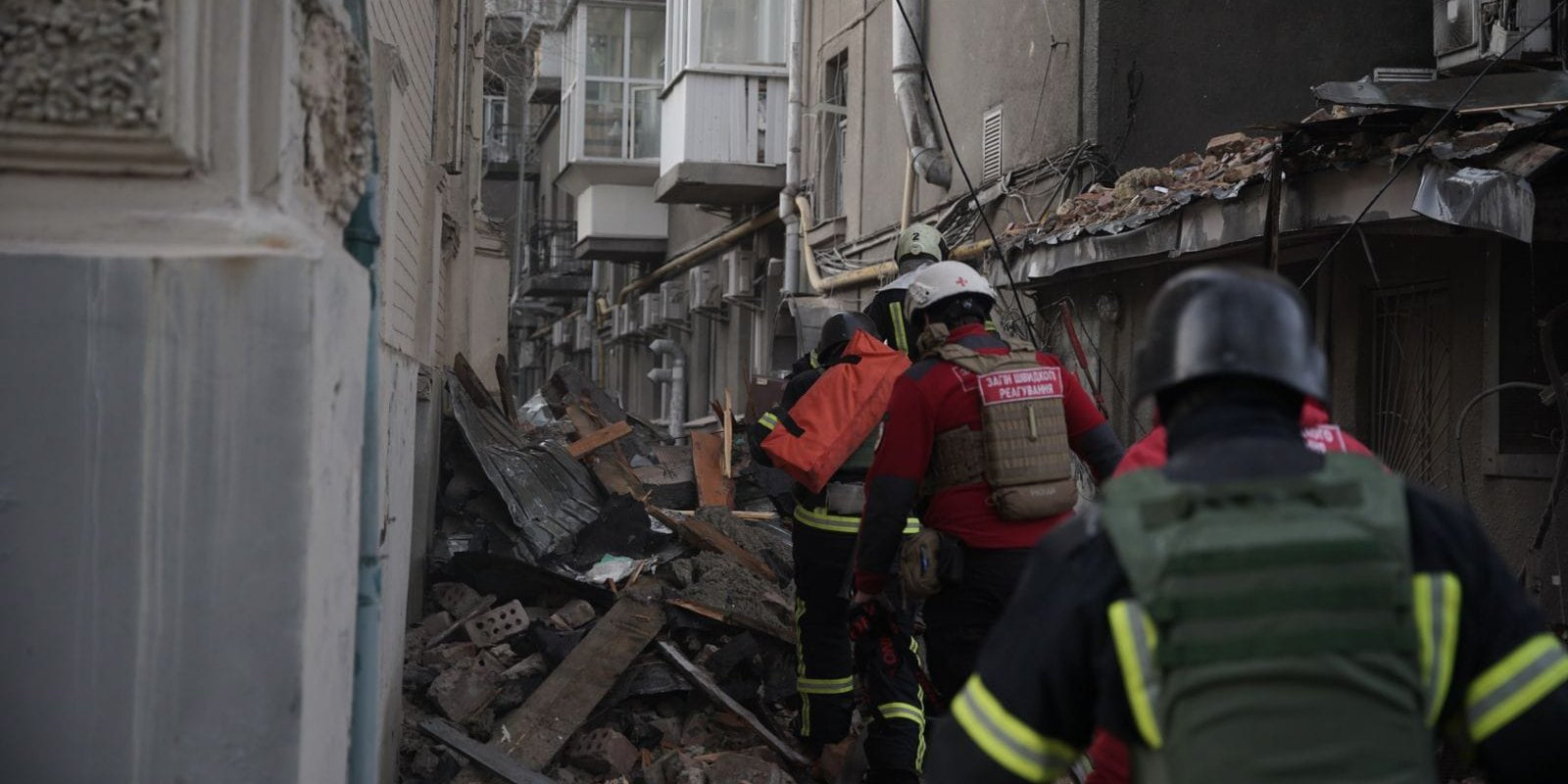 Rescuers eliminate the consequences of enemy shelling of the capital on January 1, 2024 (Photo: Main Directorate of the State Emergency Service of Ukraine in Kyiv/Facebook)