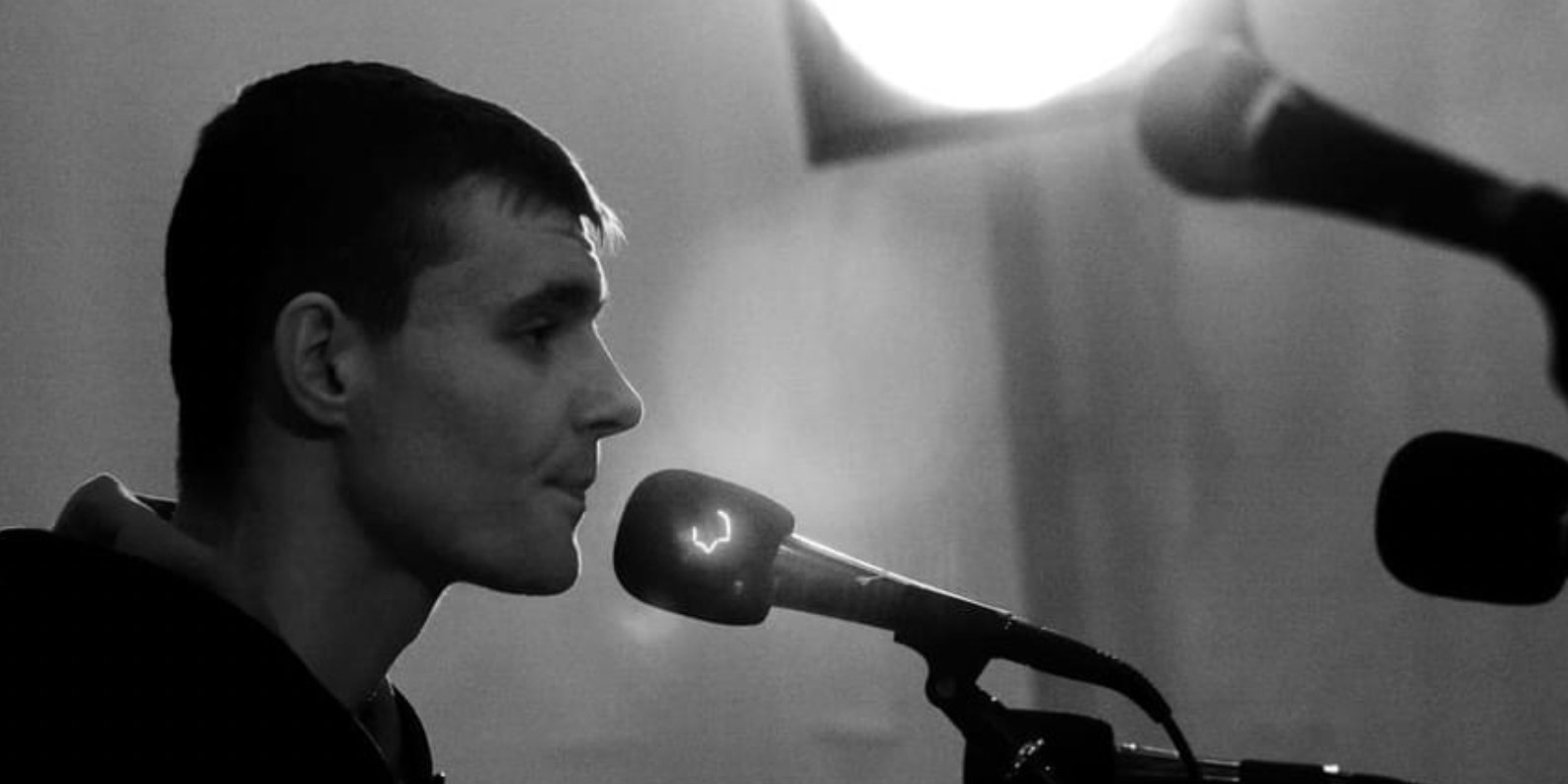 Поетична збірка Артема Довгополого Я став би корінням (Фото: Facebook Артем Довгополий Сторінка творчості)