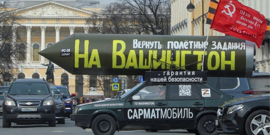 A car with a model of a Russian rocket and Soviet-era flags drives through St. Petersburg, April 23, 2018 (Photo: REUTERS/Anton Vaganov)