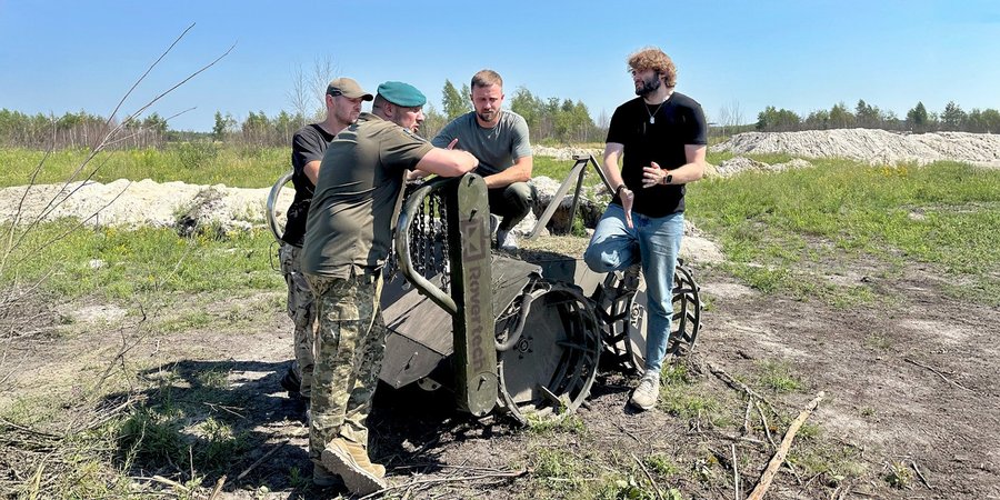 Борис Дрожак, співзасновник компанії Rovertech (крайній праворуч) і система для розмінування Змій (Фото: DR)