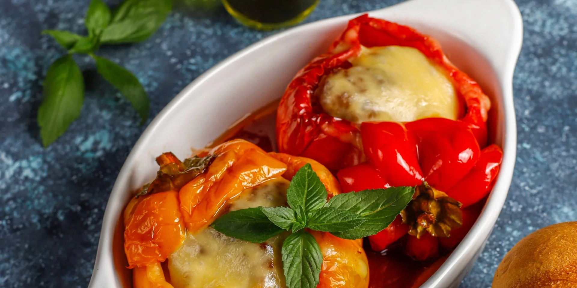 Миндально-абрикосовая курица с мятным соусом песто