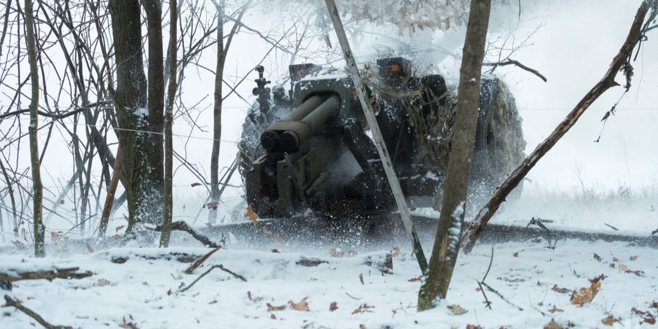Постріл з&nbsp;гармати Д-30 по&nbsp;скупченню російських військ на&nbsp;Курському напрямку (Фото: Іван Войтович, 61 ОМБР / Сухопутні війська / Telegram)