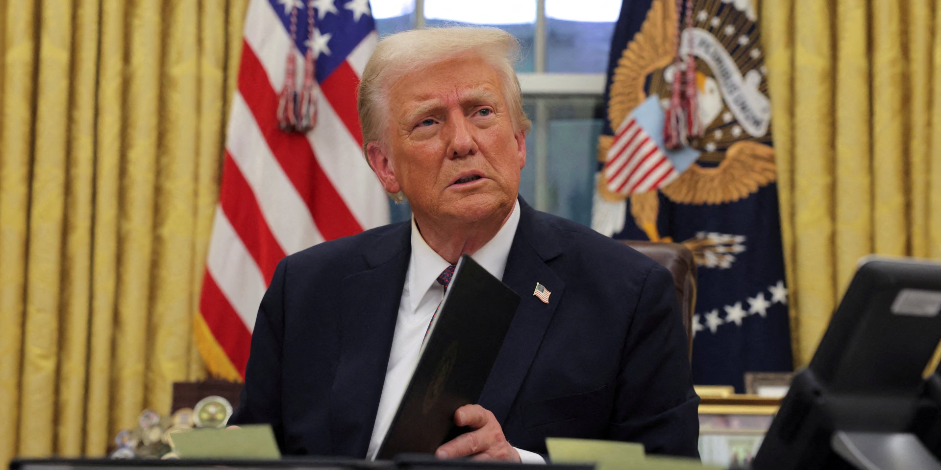 Президент США Дональд Трамп подписывает документы в Овальном кабинете Белого дома в день инаугурации в Вашингтоне, 20 января 2025 года. (Фото: REUTERS/Carlos Barria)