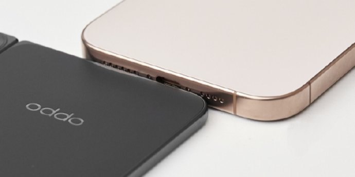 Oppo Find N5 удвічі тонший за iPhone 16 Pro Max (Фото: Чжоу Ібао / Weibo)