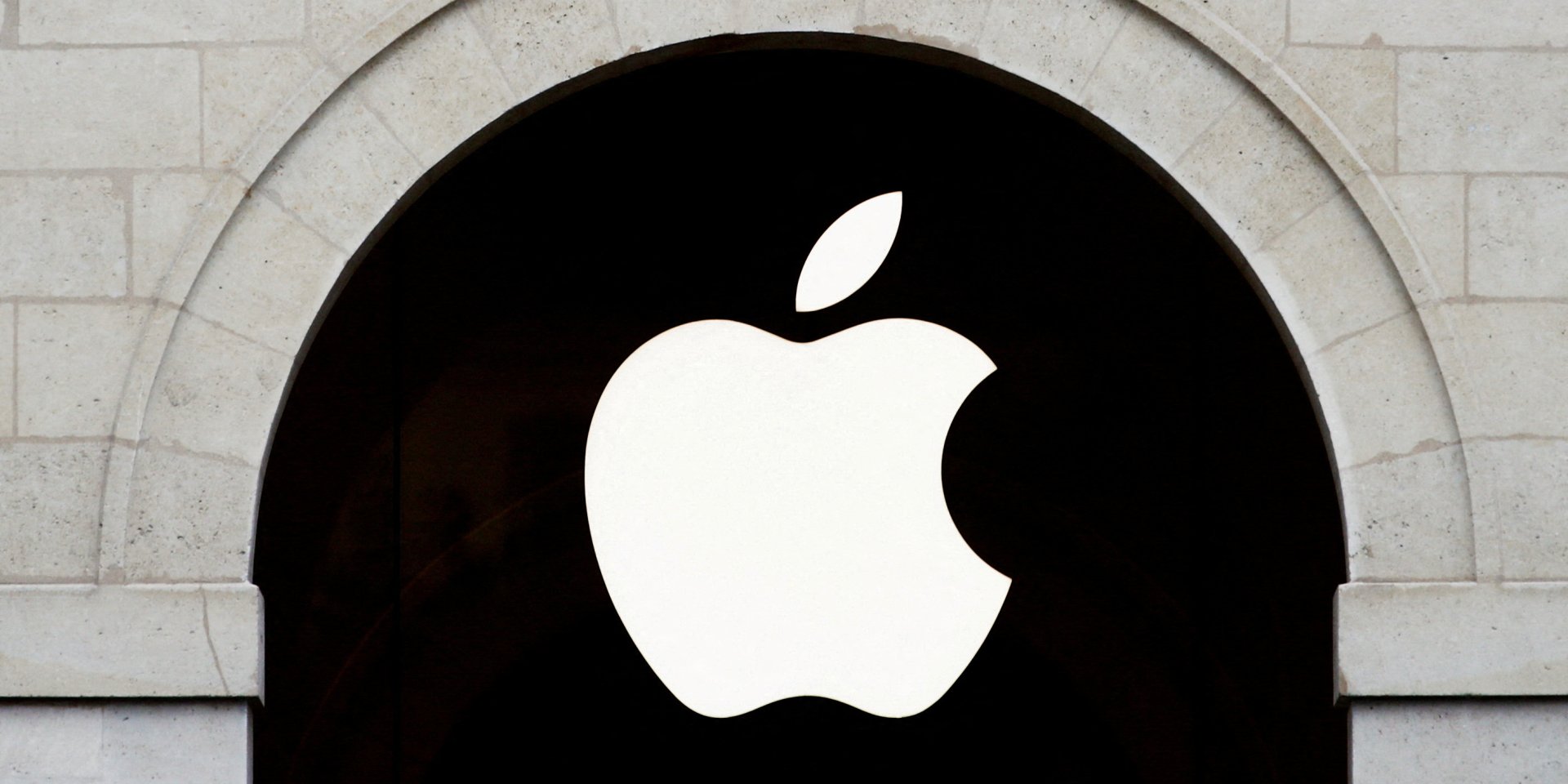 Частка Apple на ринку впала з 20,2% до 17,1% (Фото: REUTERS/Gonzalo Fuentes/File Photo)