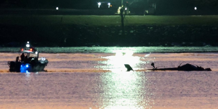 Місце трагедії та&nbsp;пошуково-рятувальної операції - річка Потомак, куди впали літак та&nbsp;гелікоптер. На&nbsp;фото видно фюзеляж військового гелікоптера (Фото: REUTERS/Kevin Lamarque)