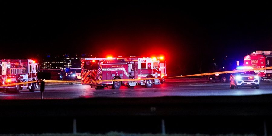 Аварійні служби працюють у&nbsp;Грейвеллі-Пойнт після того, як літак зіткнувся з&nbsp;гелікоптером під час підльоту до&nbsp;Національного аеропорту імені Рейгана Вашингтона і впав у річку Потомак, штат Вірджинія (Фото: REUTERS/Elizabeth Frantz)