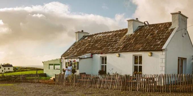 Коттедж Homestead возле скалистой местности Ирландии (Фото: Anthony O’Connor/Five Element Photography)