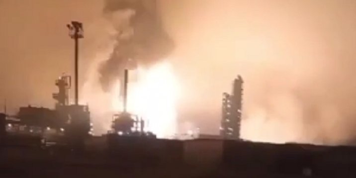 Пожежа на&nbsp;Астраханському газопереробному заводі після атаки дронів у ніч проти 3 лютого (Фото: Скриншот відео / Telegram)
