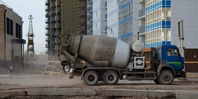Пористий бетон виготовляють шляхом додавання агента, що спінює, в бетонну суміш, що створює повітряні кишені, знижуючи щільність матеріалу, але при цьому зберігаючи його структурну цілісність. (Фото: pixabay)