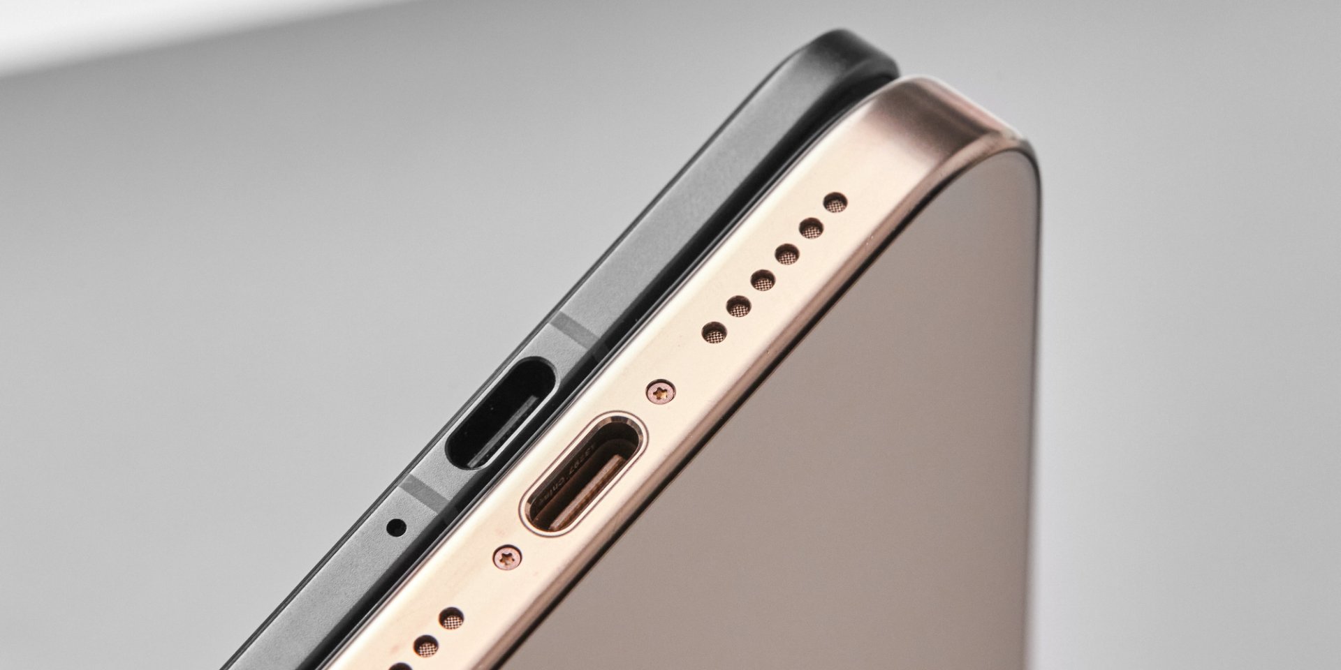 Новий гаджет Oppo претендує на звання найтоншого складаного смартфона в історії (Фото: Чжоу Ібао / Weibo)