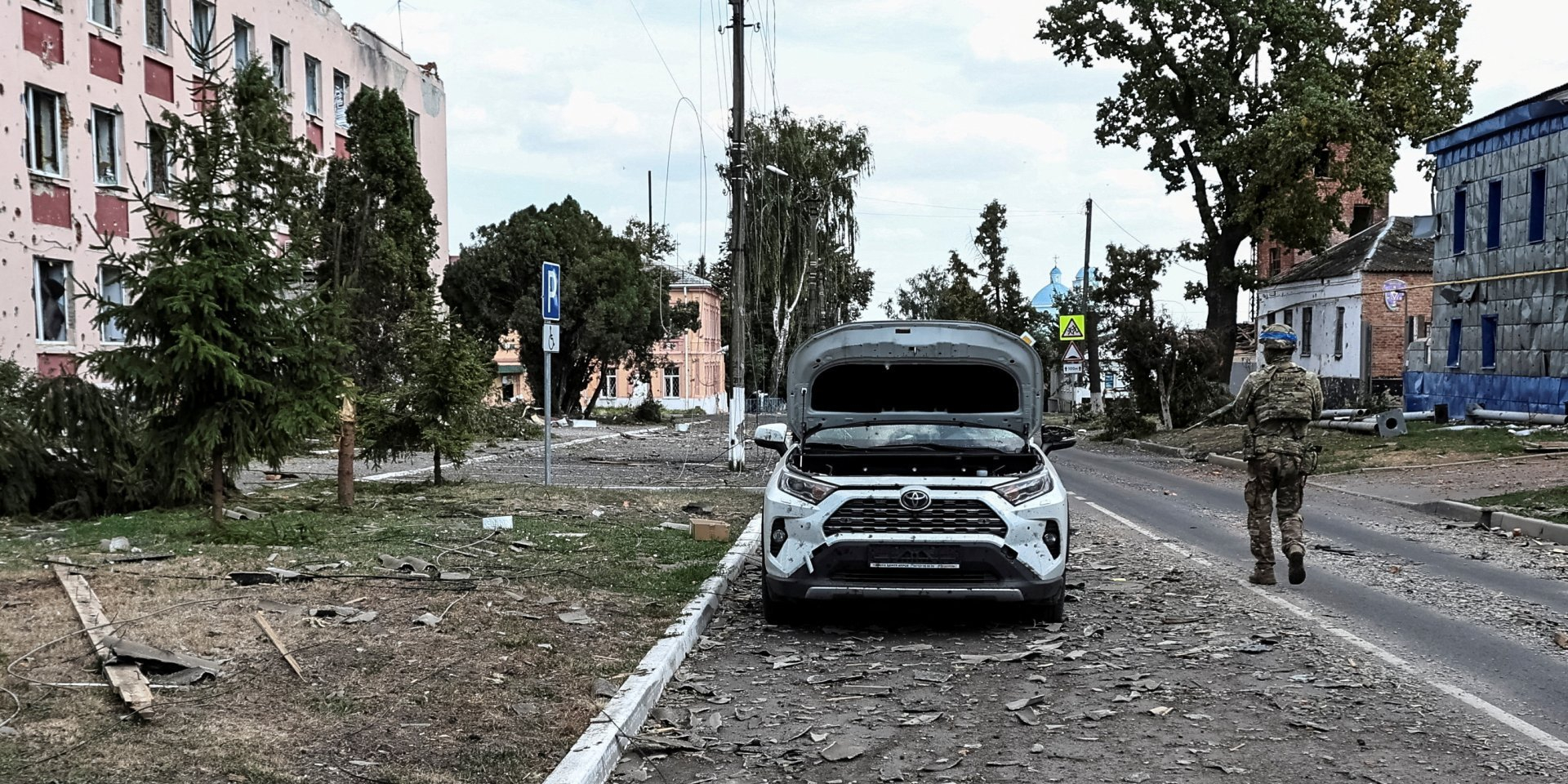 Ukrainian soldier is patrolling the street with the buildings damaged in Russian shelling, city of Sudzha (Photo: REUTERS/Yan Dobronosov/File Photo)