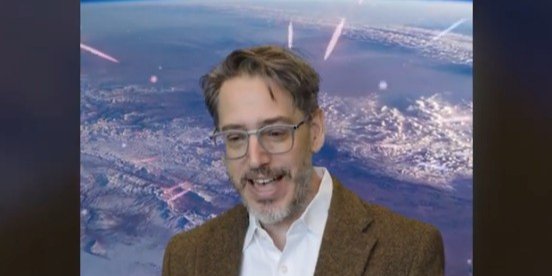 Тинкер отметил, что скорость, с которой ракета главного злодея достигает звезды, превышает скорость света, что невозможно с точки зрения современной физики (Фото: New York University/youtube)