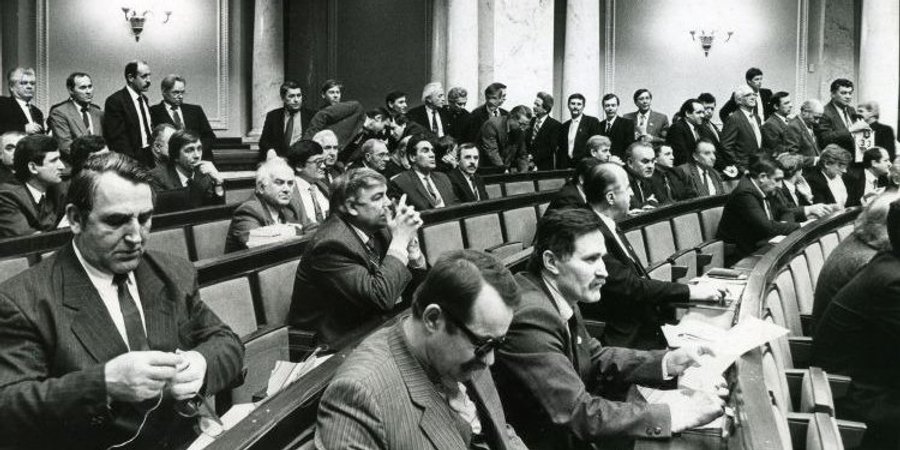 «Винегретные» желания и бог Шива. Как 33 года назад в Верховной Раде принимали решение о гербе Украины и что предлагали депутаты