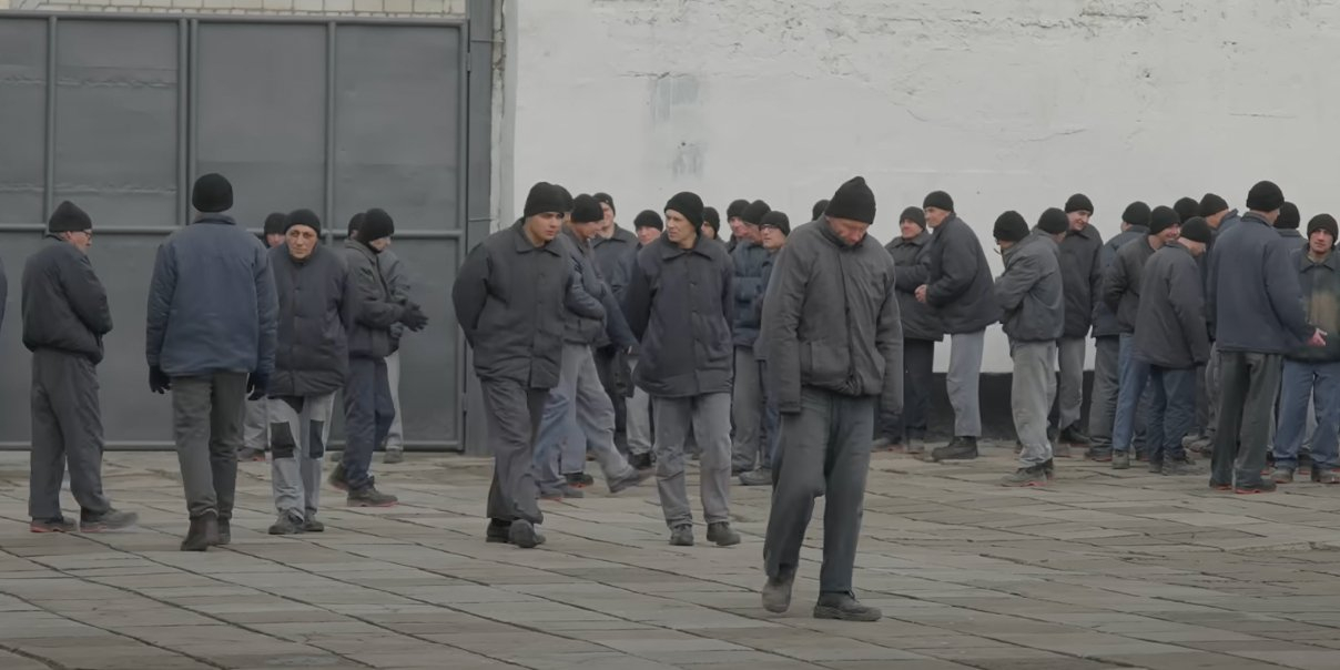 Among the Russian prisoners there are murderers and ideologues — Emma Antoniuk talks with criminals of Russia (Photo: Screenshot of the YouTube video Nobody Will Watch This)