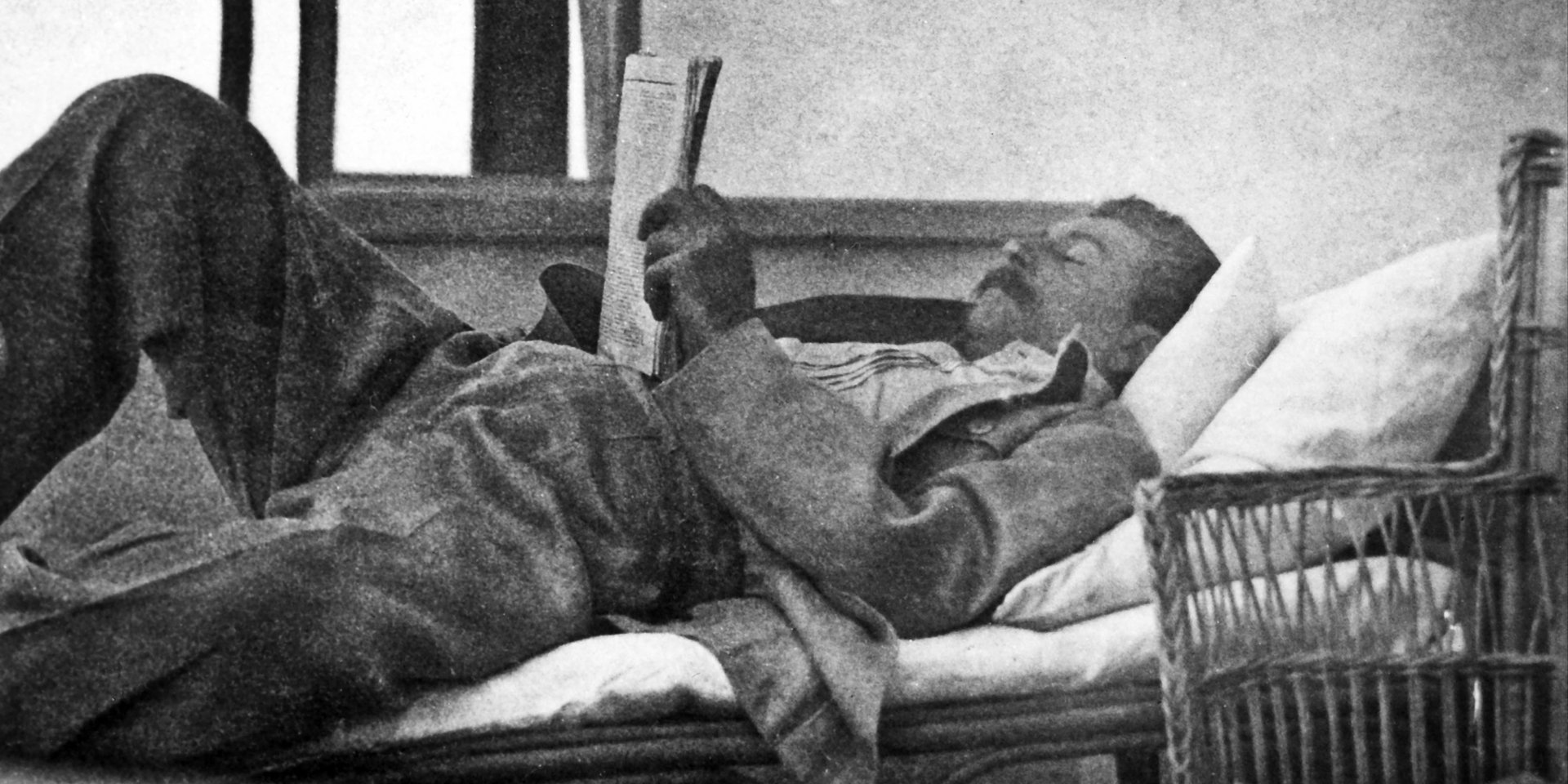 Йосип Сталін читає газету на курорті під час відпочинку, 3 липня 1920 року (Фото: PD)