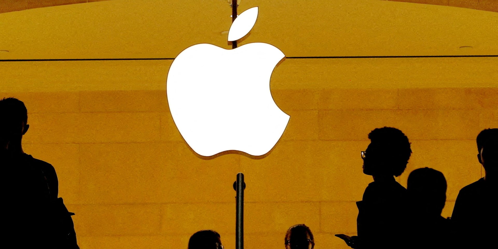 Складной iPhone может стоить более 2,5 тысяч долларов (Фото: REUTERS/Lucas Jackson)
