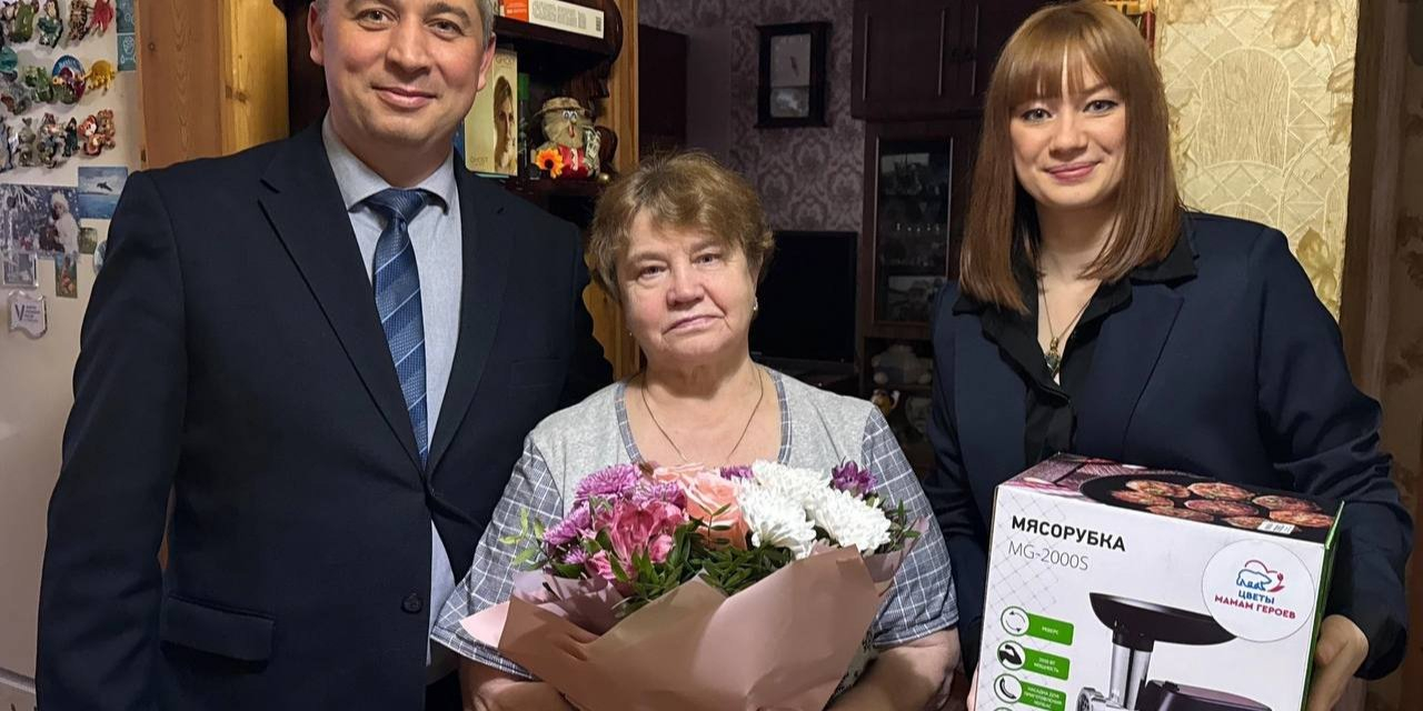 In Russia, mothers of killed invaders were presented with meat grinders on March 8 (Photo: Russian propaganda media)