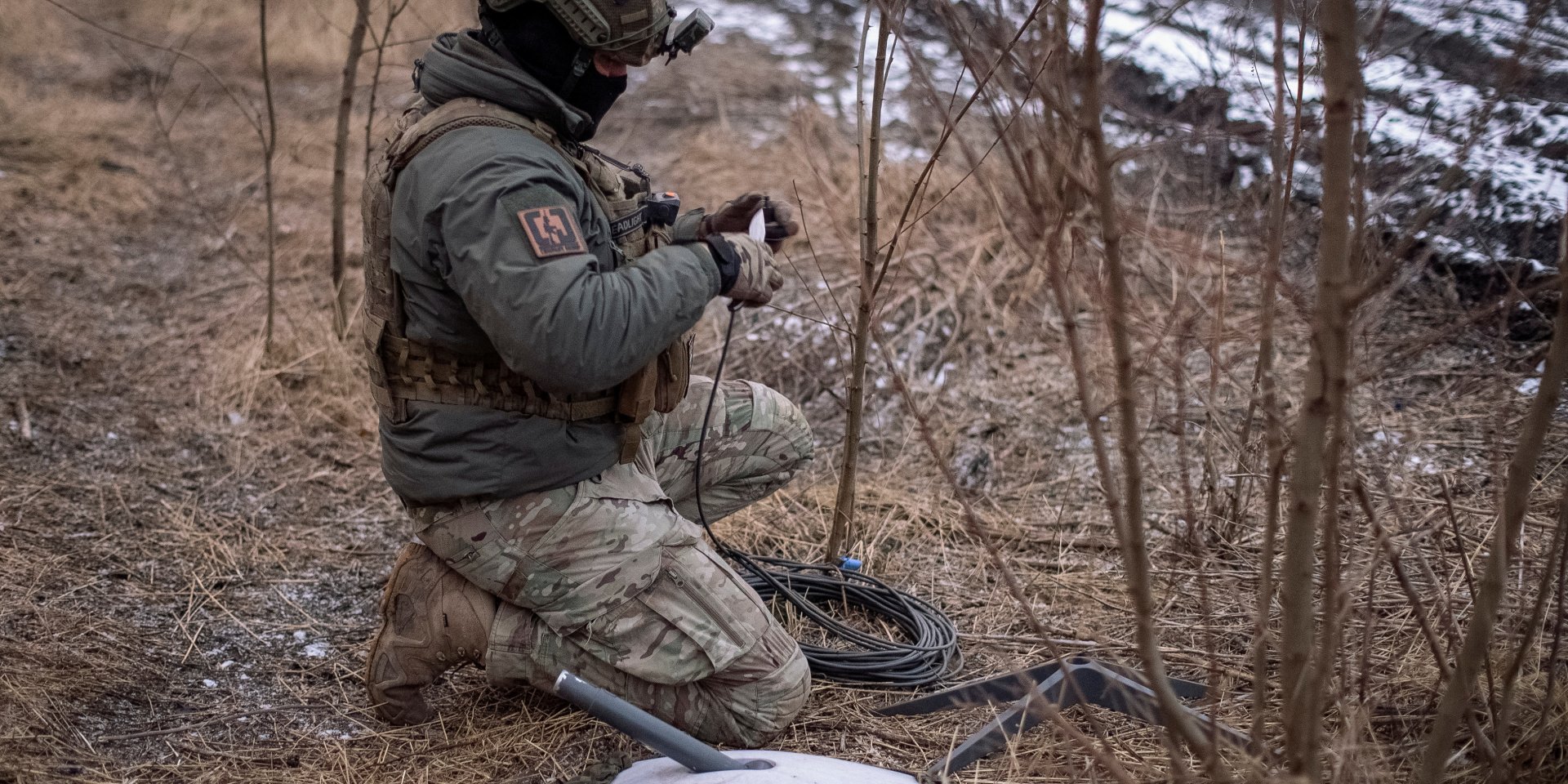 Военнослужащий 47 бригады готовит систему Starlink на позициях на передовой в Донецкой области (Фото: REUTERS/Inna Varenytsia/File Photo)