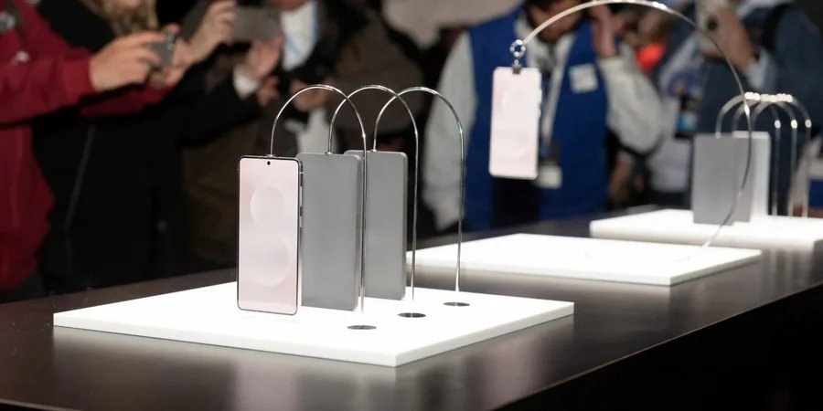 Galaxy S25 Edge может разочаровать своей батареей (Фото: REUTERS/Laure Andrillon)